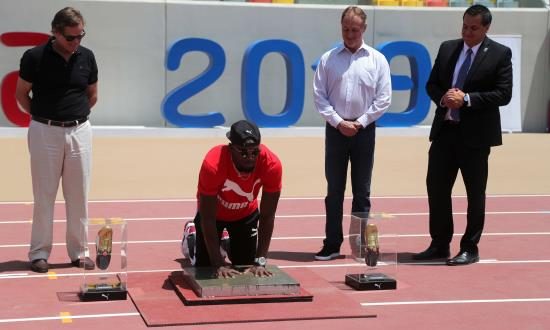 El plusmarquista jamaiquino Usain Bolt estampó este miércoles las huellas de sus manos en el estadio de atletismo donde este año se celebrarán los Juegos Panamericanos de Lima 2019.