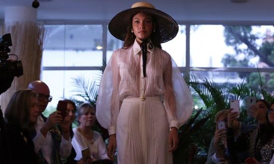 Fotografía del 1 de abril de 2019 de una modelo exhibiendo un diseño de Juan Pablo Socarras durante un desfile privado en su apartamento de Bogotá (Colombia). EFE