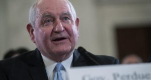 En 2017 el nuevo secretario de Agricultura, Sonny Perdue (en la imagen), firmó una orden para congelar la implementación de los estándares impuestos por Obama. EFE/Archivo