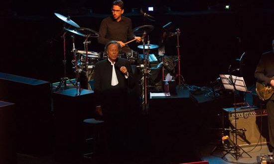 El cantante español Julio Iglesias actúa este miércoles, en el Auditorio Nacional de Ciudad de México (México). EFE