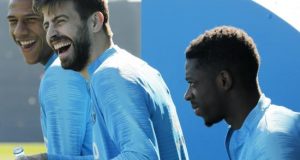 Los jugadores del FC Barcelona, Jean Claude Todibo (i), Gerad Pique (c) y Ousmane Dembelé (d),, durante un entrenamiento. EFE/Archivo