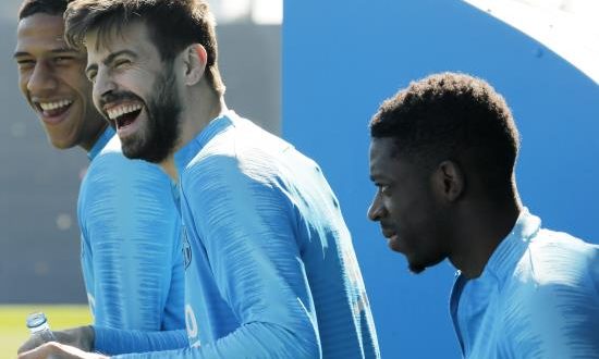Los jugadores del FC Barcelona, Jean Claude Todibo (i), Gerad Pique (c) y Ousmane Dembelé (d),, durante un entrenamiento. EFE/Archivo