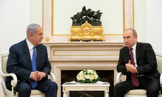 El presidente ruso, Vladímir Putin (d), se reúne con el primer ministro israelí, Benjamin Netanyahu (i), este jueves en el Kremlin de Moscú (Rusia). EFE