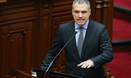 El primer ministro de Perú, Salvador Del Solar, habla ante el Congreso este jueves, en Lima (Perú). EFE/ Vidal Tarqui / Agencia Andina