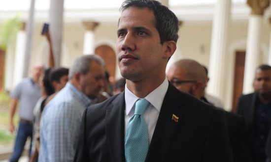 El jefe del Parlamento, Juan Guaidó, reconocido como presidente interino de Venezuela por más de 50 países, llamó este jueves a los jóvenes a protestar el sábado en todas las ciudades del país y les instó a no acostumbrarse a vivir sin servicios básicos.