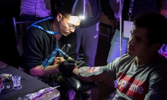 Un hombre es tatuado durante Expo Tattoo 2019 este jueves en Santo Domingo (República Dominicana). EFE
