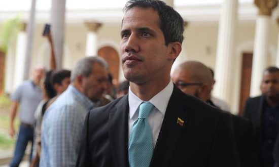 El jefe del Parlamento, Juan Guaidó, reconocido como presidente interino de Venezuela por más de 50 países, llamó este jueves a los jóvenes a protestar el sábado en todas las ciudades del país y les instó a no acostumbrarse a vivir sin servicios básicos.