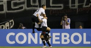 Jugadores de Libertad festejan el gol de Matias Espinoza (c), ante Rosario durante un partido del grupo H de la Copa Libertadores, este jueves en el estadio Defensores Del Chaco, en Asunción (Paraguay). EFE