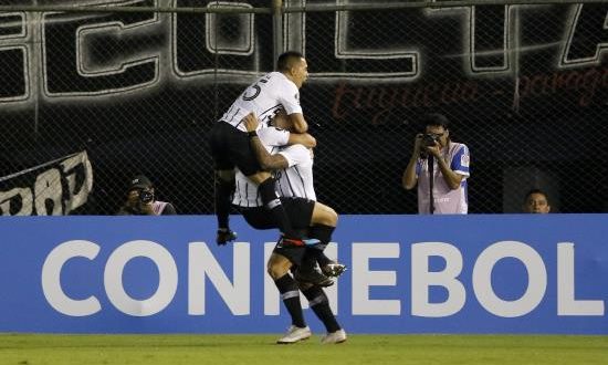 Jugadores de Libertad festejan el gol de Matias Espinoza (c), ante Rosario durante un partido del grupo H de la Copa Libertadores, este jueves en el estadio Defensores Del Chaco, en Asunción (Paraguay). EFE