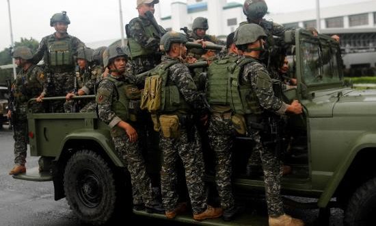 Un grupo de soldados se dirige a una operación en Filipinas. EFE/Archivo