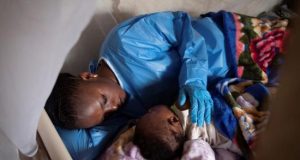 Imagen facilitada por UNICEF del 6 de diciembre de 2018 en una guardería apoyada por UNICEF en Beni, donde una sobreviviente del ébola acuesta a Josue, de 6 meses de edad, cuya madre está infectada con el ébola y fué separado de ella mientras se somete a un tratamiento aislado. EFE