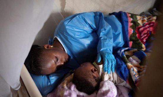 Imagen facilitada por UNICEF del 6 de diciembre de 2018 en una guardería apoyada por UNICEF en Beni, donde una sobreviviente del ébola acuesta a Josue, de 6 meses de edad, cuya madre está infectada con el ébola y fué separado de ella mientras se somete a un tratamiento aislado. EFE