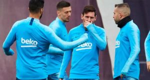 Los jugadores del FC Barcelona, Luis Suarez (i), Leo Messi (c) y Jordi Alba (d), durante en el entrenamiento realizado por la plantilla azulgrana esta tarde en la Ciudad Deportiva Joan Gamper, de cara al partido de la Liga que jugarán mañana frente al Atlético de Madrid. EFE