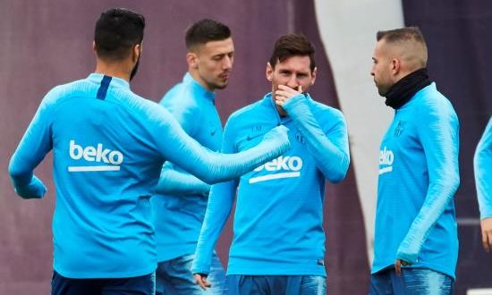 Los jugadores del FC Barcelona, Luis Suarez (i), Leo Messi (c) y Jordi Alba (d), durante en el entrenamiento realizado por la plantilla azulgrana esta tarde en la Ciudad Deportiva Joan Gamper, de cara al partido de la Liga que jugarán mañana frente al Atlético de Madrid. EFE