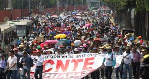 Cientos de maestros protestan este viernes en Ciudad de México (México). EFE