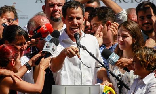 En la imagen, el presidente de la Asamblea Nacional de Venezuela (AN, Parlamento), el opositor Juan Guaidó (c). EFE/Archivo