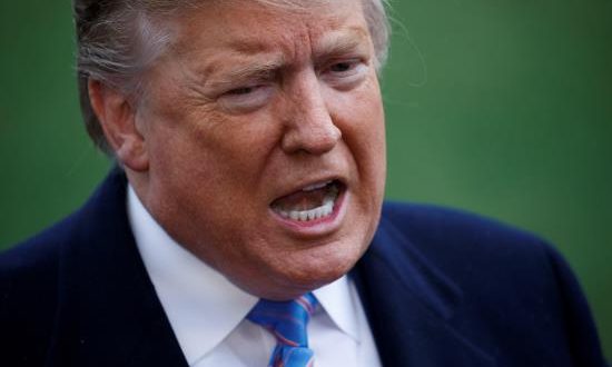 El presidente estadounidense, Donald Trump, atiende a los medios antes de embarcar en el Marine One, en la Casa Blaca de Washington (EEUU). EFE