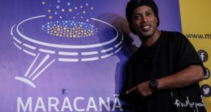 Ronaldinho Gaúcho, que debutó como profesional en 1998 con el Gremio y pasó por clubes como el PSG francés, el Barcelona español, el Milán italiano y el Querétaro mexicano, ganó con Brasil el Mundial de 2002 de Corea del Sur y Japón. EFE/Archivo