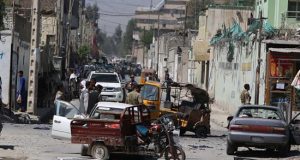 Al menos tres personas murieron, entre ellas una menor, y otras 19 resultaron heridas hoy por la explosión consecutiva de dos minas en la provincia de Nangarhar, en el este de Afganistán, informó a Efe una fuente oficial.