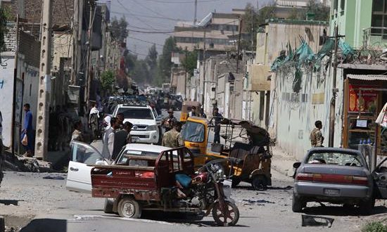 Al menos tres personas murieron, entre ellas una menor, y otras 19 resultaron heridas hoy por la explosión consecutiva de dos minas en la provincia de Nangarhar, en el este de Afganistán, informó a Efe una fuente oficial.