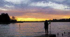 Fotografía del 20 de marzo de 2019, muestra a una mujer mientras observa el lago Lanalhue, en la sureña región del Biobío (Chile). EFE
