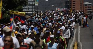 Miles de opositores venezolanos se toman este sábado las calles de Caracas (Venezuela) para protestar contra el Gobierno de Nicolás Maduro. EFE