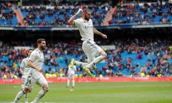 El delantero francés del Real Madrid Karim Benzema (d) celebra el segundo gol del equipo ante el Eibar durante el partido de la trigésima primera jornada de liga que se disputó en el estadio Santiago Bernabéu. EFE