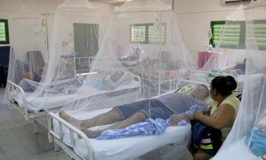 Vista de una sala de un hospital con pacientes con dengue en Asunción (Paraguay). EFE/Archivo