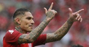 Paolo Guerrero de Internacional celebra un gol este sábado, durante un partido del torneo brasileño entre Internacional de Porto Alegre y el Caixias, en el estadio Beira-Río de Porto Alegre (Brasil). EFE