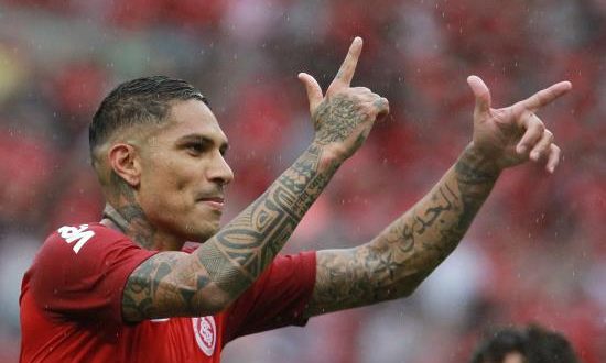 Paolo Guerrero de Internacional celebra un gol este sábado, durante un partido del torneo brasileño entre Internacional de Porto Alegre y el Caixias, en el estadio Beira-Río de Porto Alegre (Brasil). EFE
