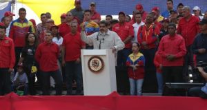 El presidente de Venezuela, Nicolás Maduro, habla ante miles de simpatizantes este sábado, en Caracas (Venezuela). EFE