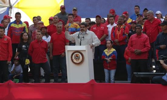El presidente de Venezuela, Nicolás Maduro, habla ante miles de simpatizantes este sábado, en Caracas (Venezuela). EFE