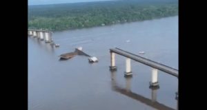 La autoridades de rescate continúan con las búsquedas de víctimas en el río Mojú, en un municipio del estado de Pará, al norte de Brasil, luego de la tragedia ocurrida este sábado tras el choque de una embarcación contra un puente, que ocasionó la caída de una parte del viaducto.