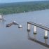 La autoridades de rescate continúan con las búsquedas de víctimas en el río Mojú, en un municipio del estado de Pará, al norte de Brasil, luego de la tragedia ocurrida este sábado tras el choque de una embarcación contra un puente, que ocasionó la caída de una parte del viaducto.