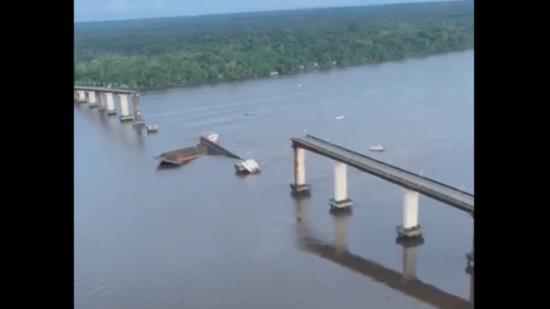 La autoridades de rescate continúan con las búsquedas de víctimas en el río Mojú, en un municipio del estado de Pará, al norte de Brasil, luego de la tragedia ocurrida este sábado tras el choque de una embarcación contra un puente, que ocasionó la caída de una parte del viaducto.