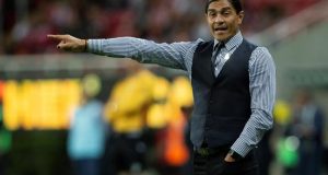 Francisco Palencia, entrenador de Lobos BUAP, da instrucciones a sus jugadores contra el Chivas durante el juego correspondiente a la jornada 13 del torneo mexicano de fútbol, celebrado este sábado en el estadio Akron de Guadalajara (México). EFE