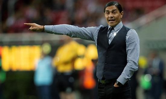 Francisco Palencia, entrenador de Lobos BUAP, da instrucciones a sus jugadores contra el Chivas durante el juego correspondiente a la jornada 13 del torneo mexicano de fútbol, celebrado este sábado en el estadio Akron de Guadalajara (México). EFE