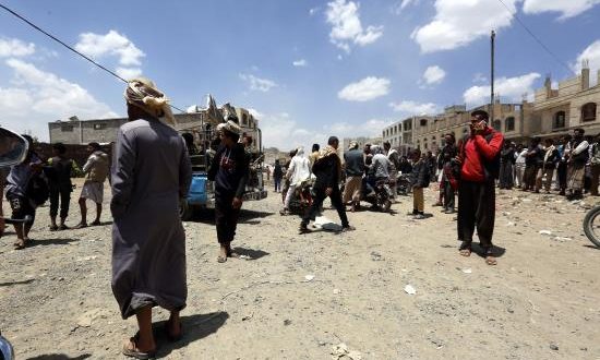 Lugar de la explosión de un tanque de gas para cocinar situado en un taller cerca de una escuela en la capital del Yemen, Saná. EFE