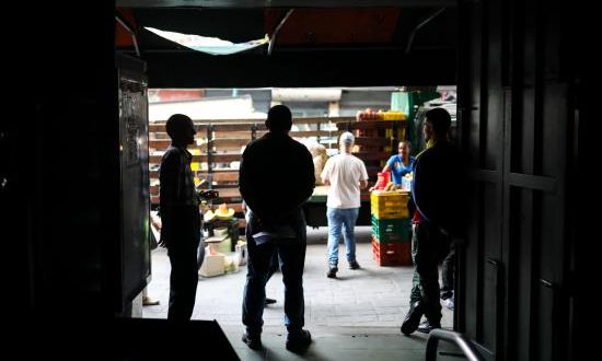 Comerciantes atienden sus negocios a oscuras tras un corte de energía en Caracas (Venezuela). EFE/Archivo