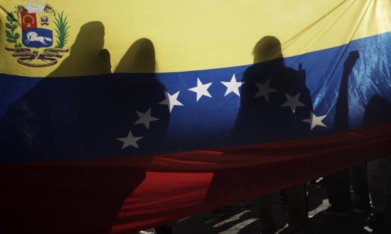 Refugees International señaló que una media de 5.000 venezolanos abandonan el país cada día y que cada vez más personas mayores, discapacitadas y menores de edad intentan cruzar las fronteras y buscar asilo. EFE/Archivo