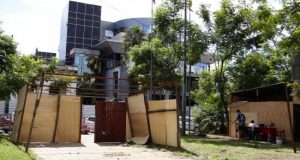 Las plazas públicas del centro de Asunción vuelven a ser refugio de parte de los desplazados por la crecida del río Paraguay, quienes otra vez denuncian el abandono de las autoridades ante unas inundaciones que se repiten cada año y sin que las instituciones aporten soluciones estructurales.