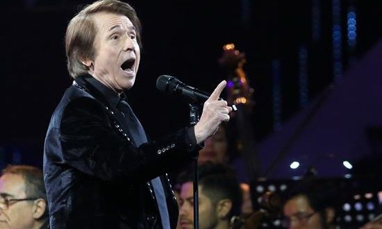 Fotografía de archivo (25/02/2019), del cantante español Raphael que ha sido galardonado con el Premio de Honor de la VI edición de los Premios Platino del Cine Iberoamericano, con el que se reconoce la labor de promoción y difusión de la cultura Iberoamericana "por parte de un artista único, inigualable e irrepetible". EFE