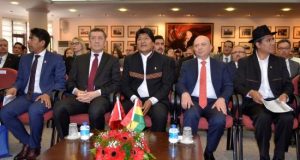 El presidente de Bolivia, Evo Morales (c); el ministro de Educación turco, Ziya Selcuk (2-izq), y el rector de la Universidad de Ankara, Erkan Ibis (2-dcha), asisten a una conferencia este martes en Ankara (Turquía), en el ámbito de su visita oficial al país. EFE