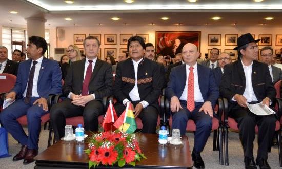 El presidente de Bolivia, Evo Morales (c); el ministro de Educación turco, Ziya Selcuk (2-izq), y el rector de la Universidad de Ankara, Erkan Ibis (2-dcha), asisten a una conferencia este martes en Ankara (Turquía), en el ámbito de su visita oficial al país. EFE