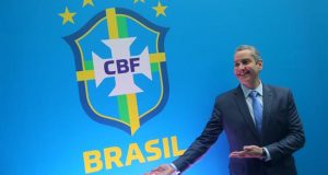 El nuevo presidente de la Confederación Brasileña de Fútbol (CBF), Rogério Caboclo, posa junto al escudo de la CBF durante un evento este martes, en Río de Janeiro (Brasil). EFE