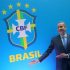 El nuevo presidente de la Confederación Brasileña de Fútbol (CBF), Rogério Caboclo, posa junto al escudo de la CBF durante un evento este martes, en Río de Janeiro (Brasil). EFE