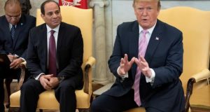 El presidente de los Estados Unidos, Donald J. Trump (d), recibe a su homólogo egipcio, Abdel Fattah Al-Sisi (i), antes de un encuentro bilateral este martes en la Casa Blanca, Washington, Estados Unidos. EFE