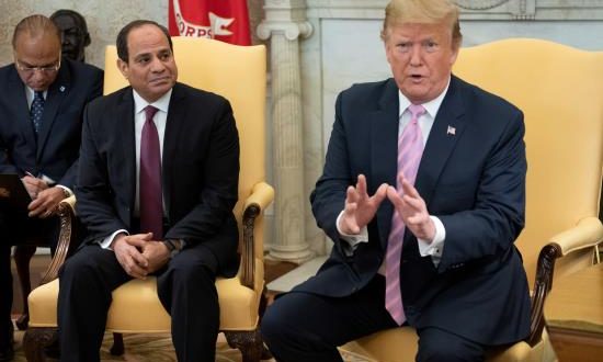El presidente de los Estados Unidos, Donald J. Trump (d), recibe a su homólogo egipcio, Abdel Fattah Al-Sisi (i), antes de un encuentro bilateral este martes en la Casa Blanca, Washington, Estados Unidos. EFE