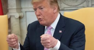 El presidente de los Estados Unidos, Donald J. Trump, recibe a su homólogo egipcio, Abdel Fattah Al-Sisi (no aparece en imagen), antes de un encuentro bilateral este martes en la Casa Blanca, Washington, Estados Unidos. EFE