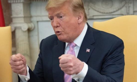 El presidente de los Estados Unidos, Donald J. Trump, recibe a su homólogo egipcio, Abdel Fattah Al-Sisi (no aparece en imagen), antes de un encuentro bilateral este martes en la Casa Blanca, Washington, Estados Unidos. EFE